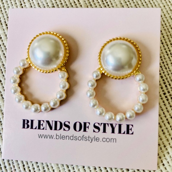 Korean Style Acrylic Pearl Stud Earrings - Picture 4 of 9